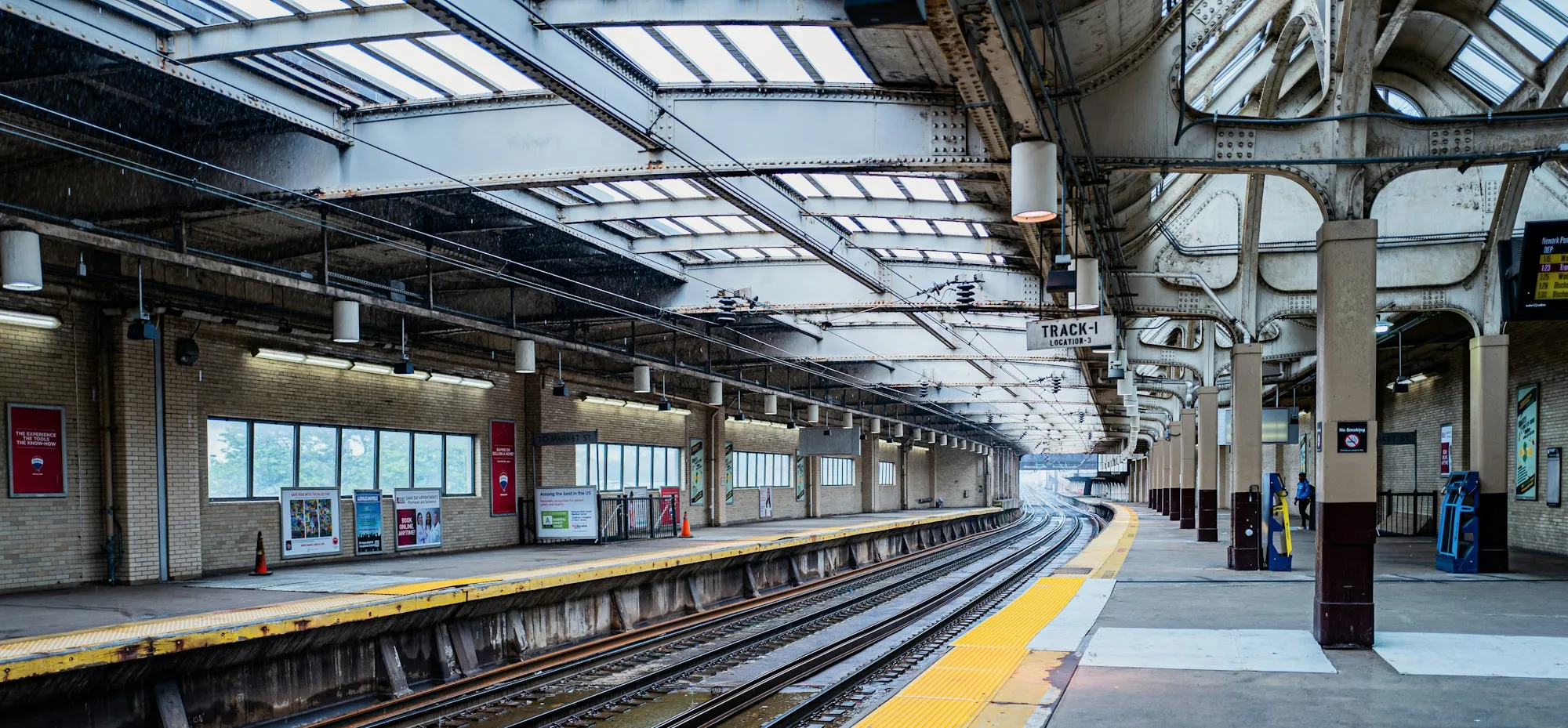 Andén vacío de una estación de tren de Newark, bajo una cubierta de hierro y cristal